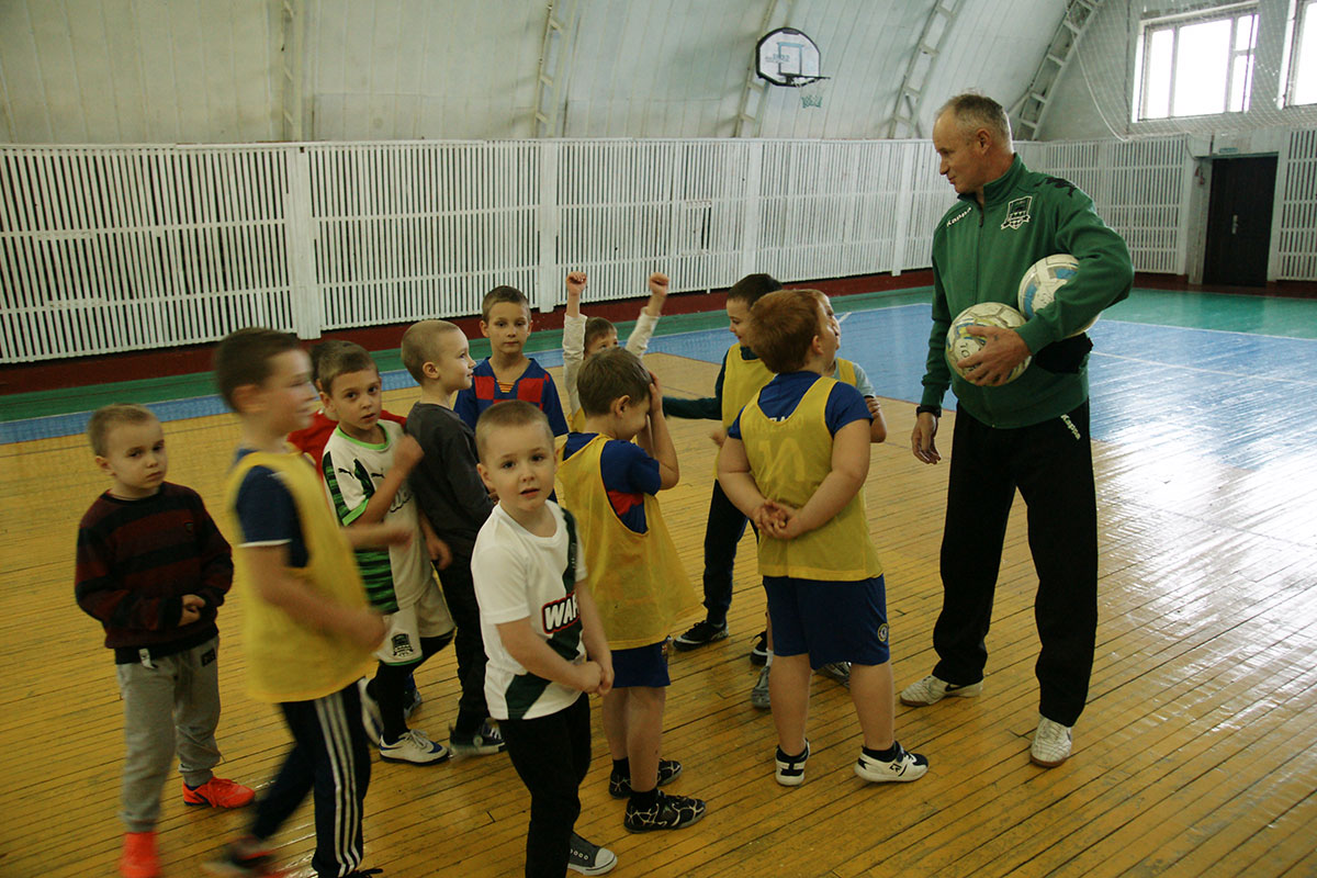 Младшая группа воспитанников Николая Невоструева на тренировочных занятиях постигает азы футбола