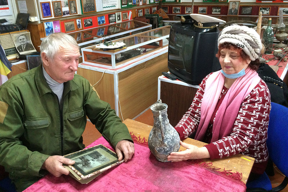 Алексей Николаевич Грибанов и Зинаида Павловна Павленко    обсуждают план размещения новых экспонатов