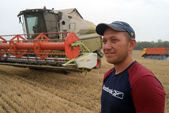 У 33-летнего механизатора Дмитрия Купина небольшой стаж работы в ОАО «Кубань», но за это время молодой человек зарекомендовал себя как добросовестный земледелец, которому можно доверить и сев, и уборку урожая, и подготовку почвы 