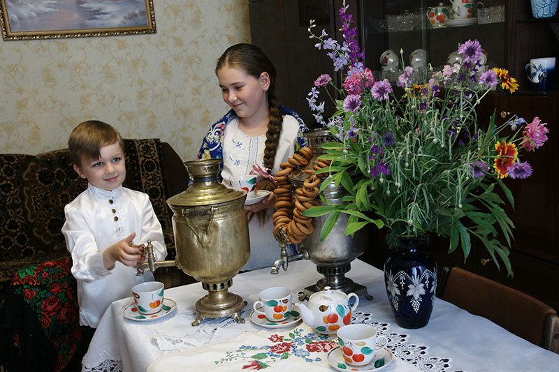 Артемий Аришин и Арина Штуц обожают ходить в гости к бабушке — Ольге Алексеевне Аришиной. Настоящим праздником для ребят становится чаепитие из старинных самоваров. Эти реликвии — гордость семьи. Они переходят из поколения в поколение по женской линии
