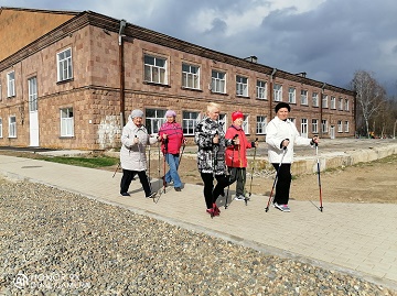 В центре станицы Ильинской можно часто увидеть прогуливающихся по парку с палками в руках жителей. Это члены клуба «Оптимист» регулярно занимаются скандинавской ходьбой