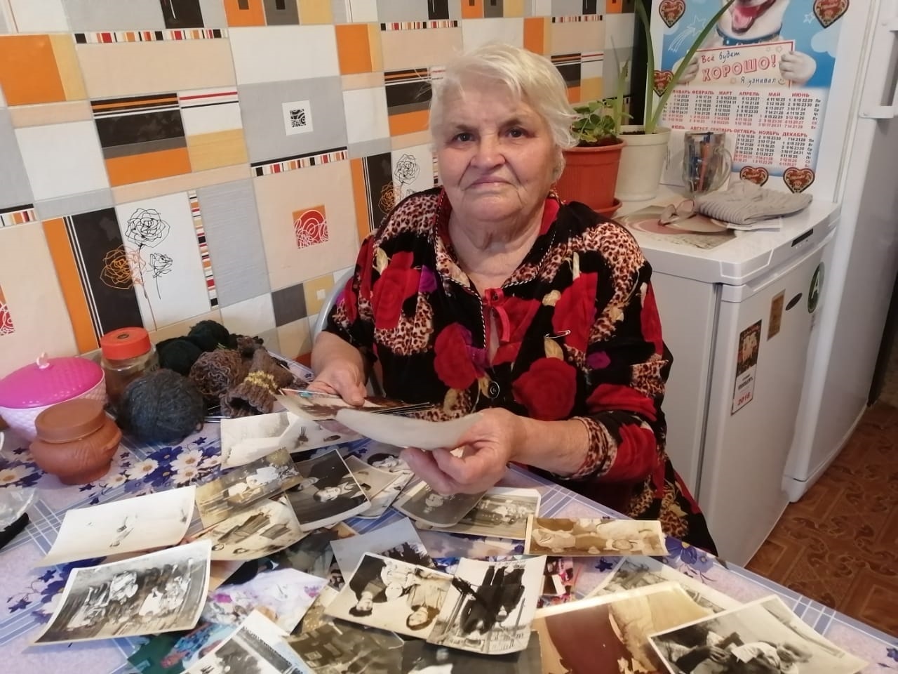 Антонина Григорьевна Вайбле любит пересматривать фотографии  своей большой семьи 