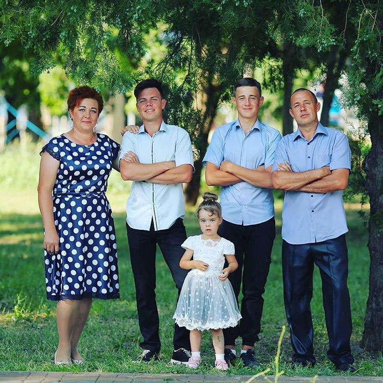 ружная семья Свидловых: Анна, Алексей (справа), сыновья Станислав, Павел и дочь Машенька