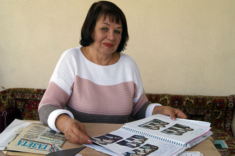 Каждый школьный выпуск Раиса Ивановна Найдёнова считает своей семьей. В домашнем архиве педагог хранит много альбомов с достижениями учеников