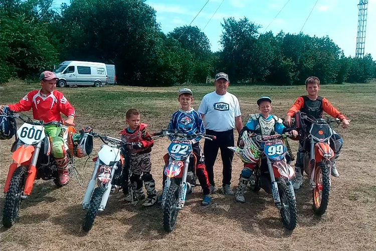 Леонид Жученко с юными гонщиками на тренировке по мотокроссу в поселке Кубанском