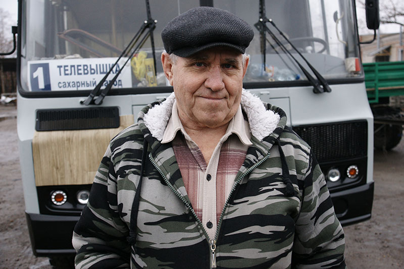 Полвека Владимир Бугаевский работает водителем пассажирских автобусов. Меняются люди, техника.  Но одно неизменно: он всегда всех встречает приветливой улыбкой