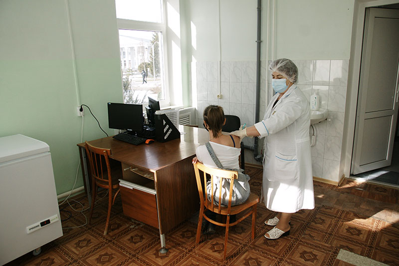 В центре вакцинации от COVID-19 прививки делает акушер  Вера Серпокрылова