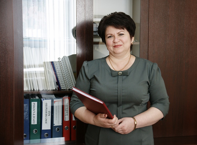 Елена Юрьевна Озерова руководит Центром занятости населения Новопокровского района с 2020 года