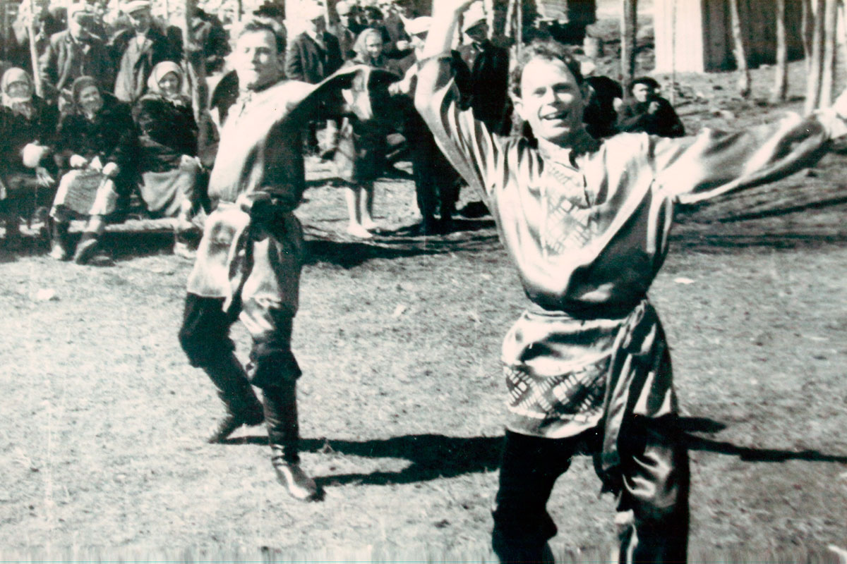 Владимир Дорохов  (на переднем плане) и Виктор Дегтярёв танцуют  на празднике в станице Ильинской