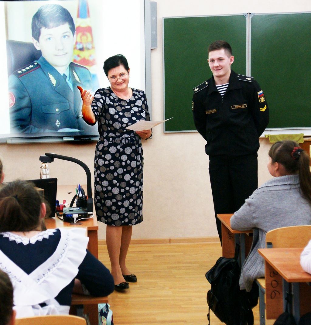 Курсант Военно-морской академии выступил перед учащимися родной СОШ №1