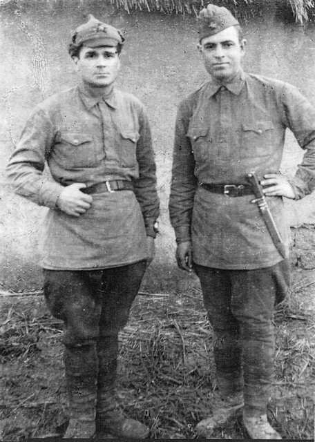 Иван Васильевич Маслов (справа) со своим боевым товарищем
