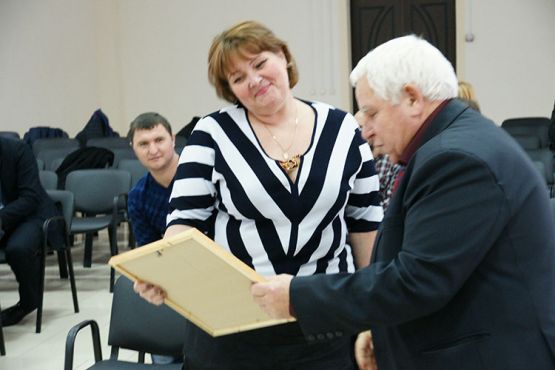 Заместитель главы муниципалитета Виктор Кондратов награждает Ольгу Крапивину