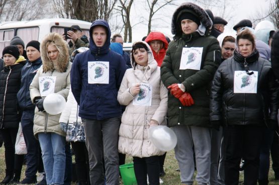 волонтеры раздали участникам акции георгиевские ленты 
