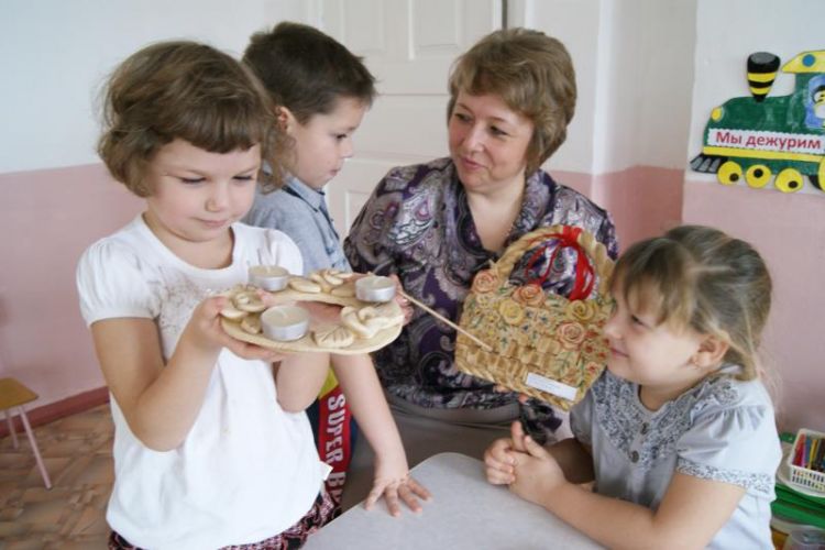 Людмила Абеленцева с детьми