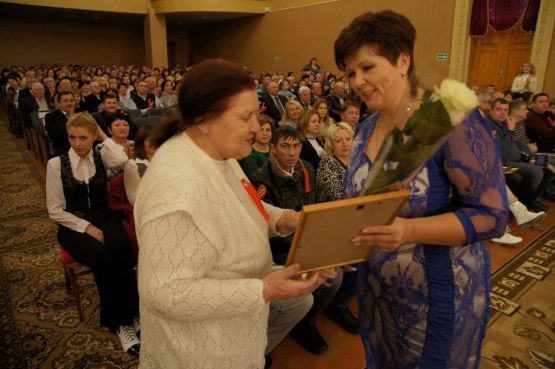 Заместитель главы района Ольга Алексеевна Щербуха  вручает грамоту Елене Александровне Лисун