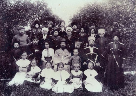 1916 год. Атаман станицы Ильинской Яков Устинович Лозовский  (второй ряд, второй справа). В центре — священник Милованов