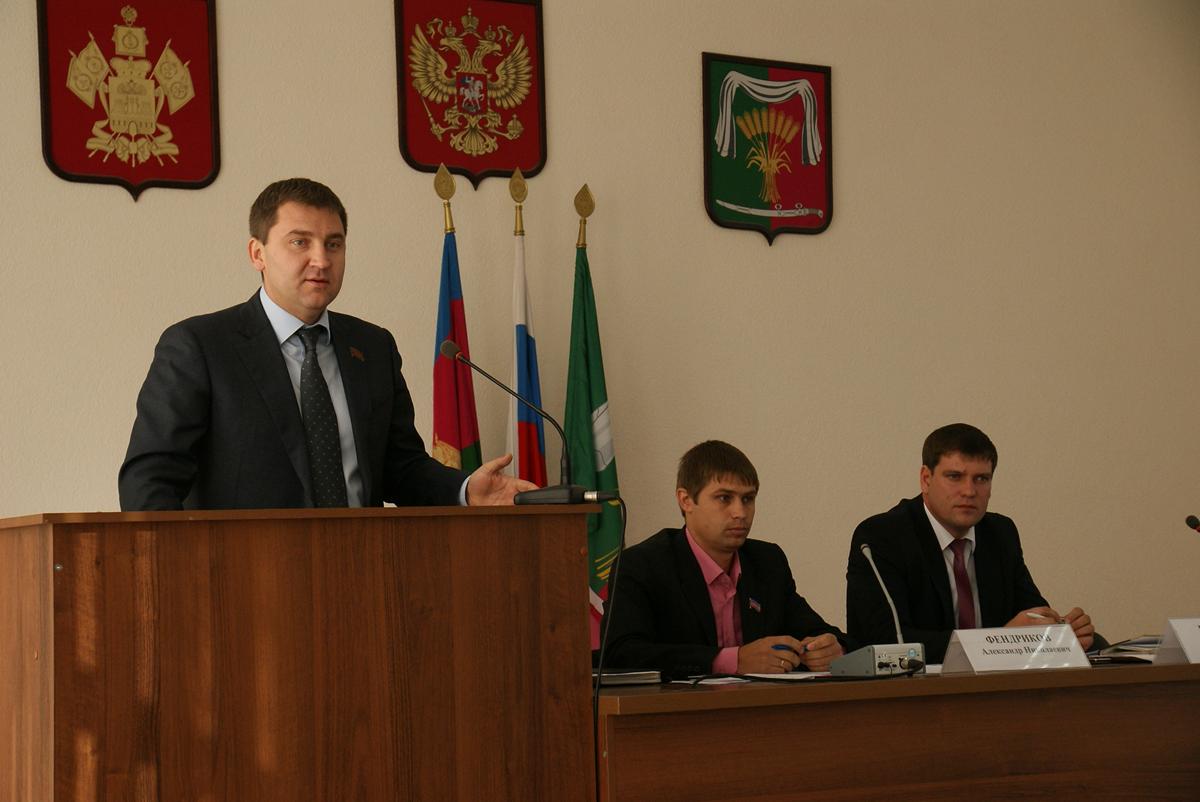 Напутствие молодым депутатам района дает Дмитрий Викторович Ламейкин