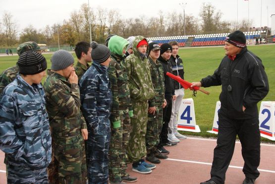 Главный судья соревнований Владимир Иванович Колтунов дает последние наставления юношам