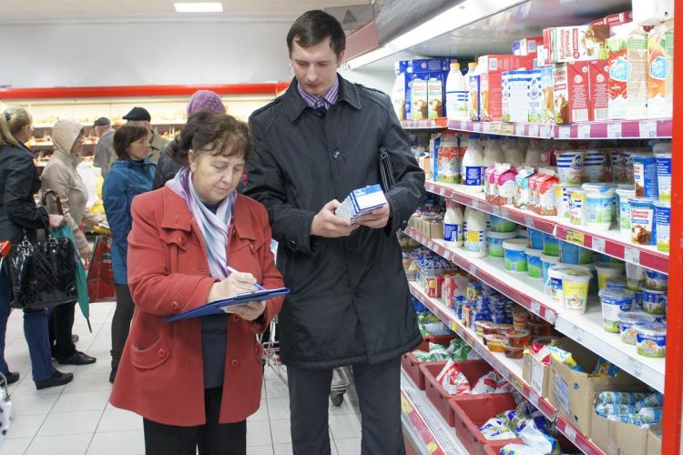 Тамара Петровна Бросалина и Роман Викторович Мальцев проводят мониторинг цен  на молочную продукцию