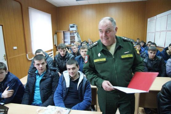 Юрий Викторович Куракин инструктирует новобранцев о порядке прохождения  медицинской и призывной комиссий