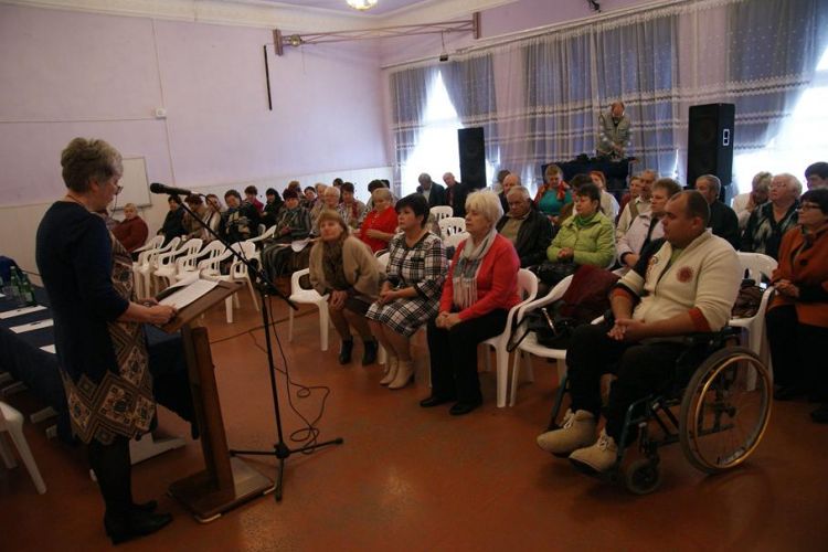 Внимательно слушали участники собрания отчетный доклад председателя  районной общественной организации ВОИ Лидии Ивановны Араловой