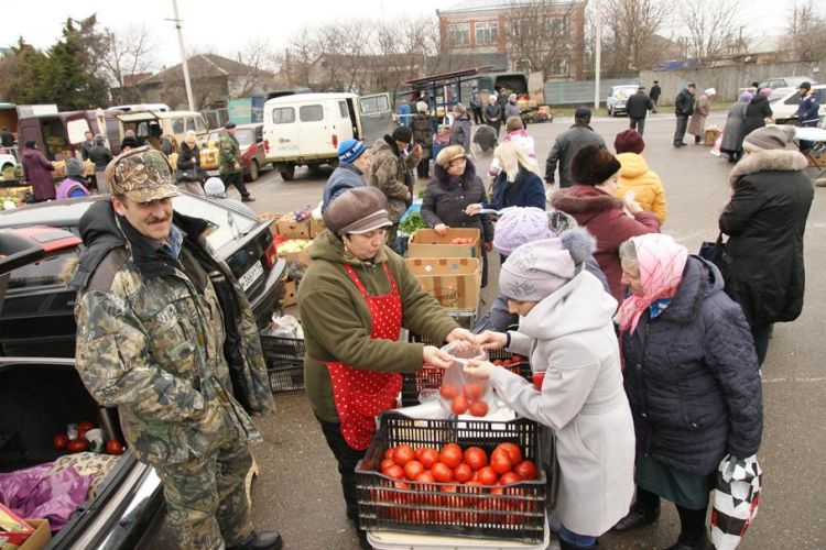 Овощи в свежем виде круглый год поставляют на ярмарку владельцы тепличных хозяйств района,  в том числе супруги Черниковы из станицы Ильинской (слева)
