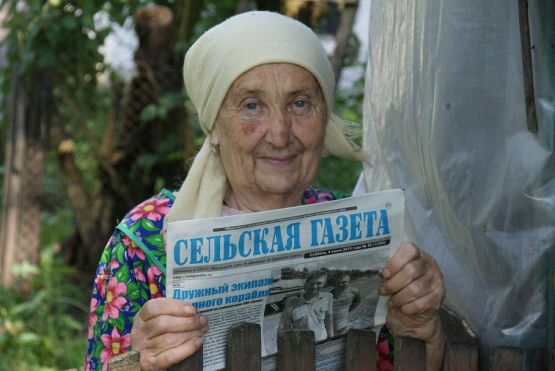 Нина Федоровна Вовненко читает «Сельскую газету» уже более 50 лет