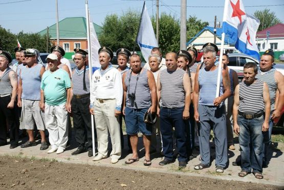 С разных уголков Новопокровского района приехали моряки на свой главный праздник