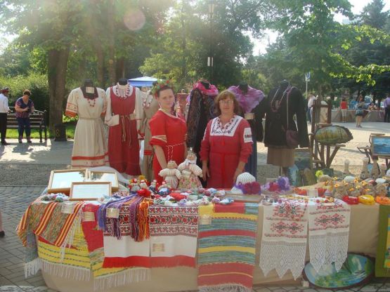 Кристина Евгеньевна Караджян (слева) и Людмила Николаевна Оглоблина (справа)  демонстрируют свои работы