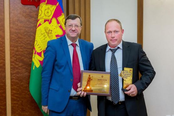 вице-губернатор Иван Александрович Перонко вручил почетную награду Владимиру Ильичу Наумову