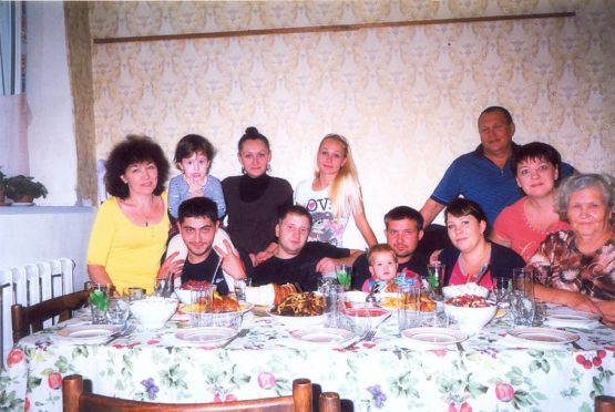 Ирина Леонидовна Погосян (слева) в кругу семьи, собравшейся на чаепитие