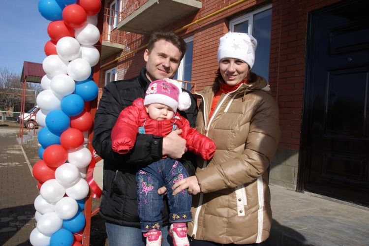Счастливые новоселы – супруги Елена и Алексей Филковы с дочкой Екатериной
