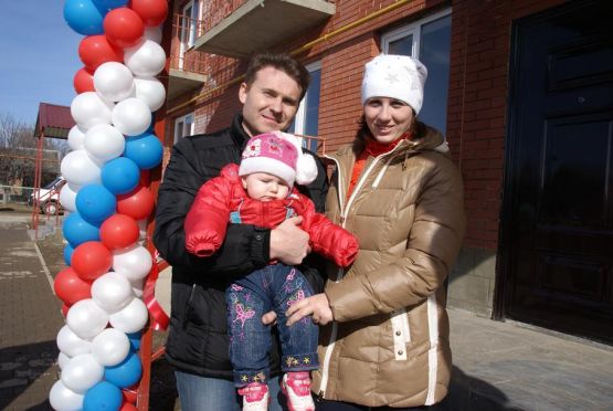 Счастливые новоселы – супруги Елена и Алексей Филковы с дочкой Екатериной