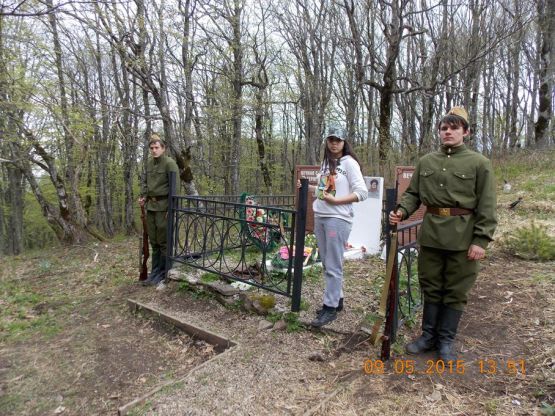 Раиса Владимировна Вилькова у обелиска Славы  (гора Семашхо)