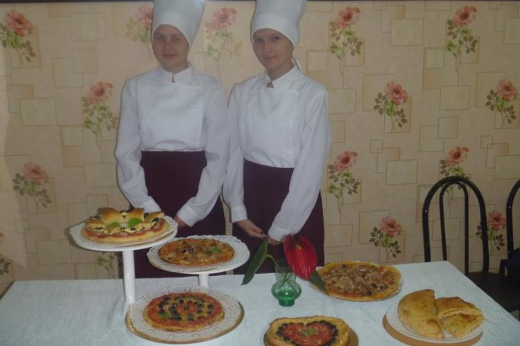 Юлия Паршина и Наталья Григина  приготовили пиццу