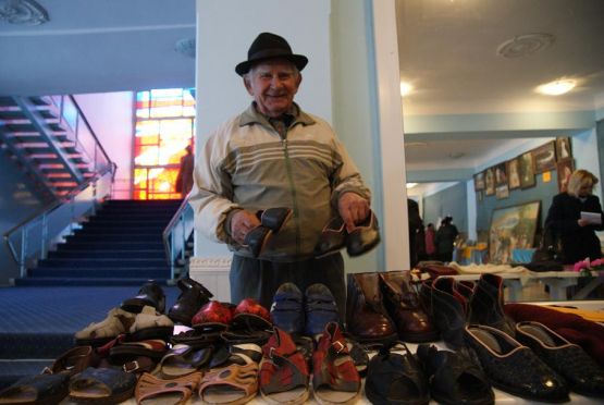 Владимир Иванович Белый сам шьет обувь, и его эксклюзивные изделия пользуются большим спросом у односельчан