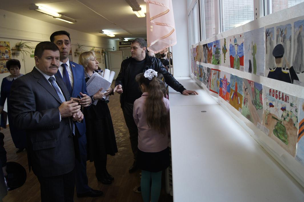 Депутаты района оценивают конкурсные детские рисунки