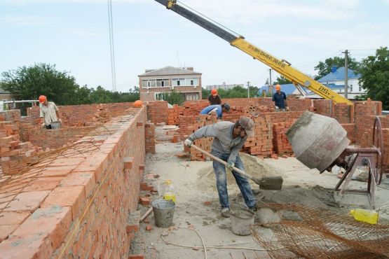 Глава района А.Н. Сотников оценил ход работ по строительству многоквартирного дома для детей-сирот