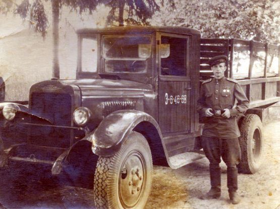 Сержант В.Д. Руднев со своей боевой машиной ЗИС-5