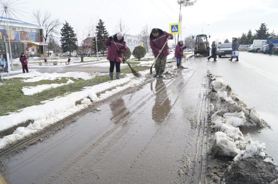 Работники МУ «Перспектива» убирают улицы от снега