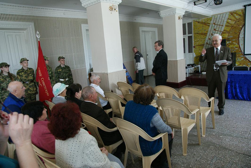 Алексей Петрович Езубов общается с жителями станицы Ильинской