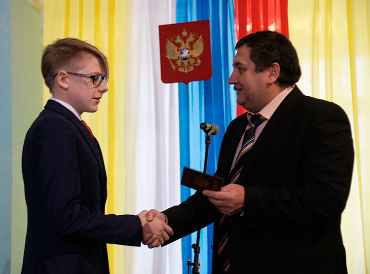 Глава района А.Н. Сотников торжественно вручает паспорт  юному гражданину России Максиму Булгакову