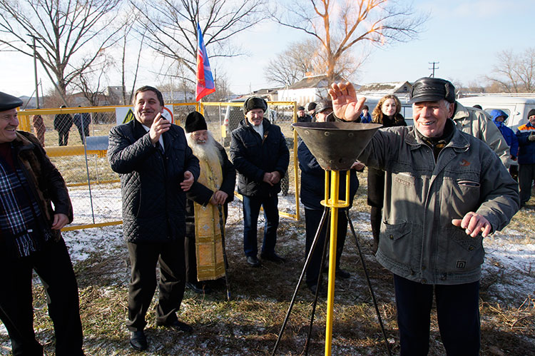 Местный житель Алексей Романович Савченко получил право зажечь факел