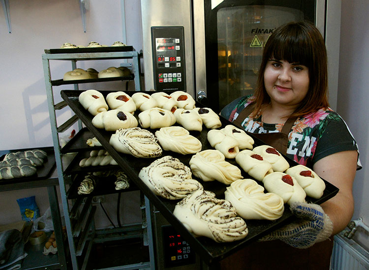 Технолог Екатерина Станиславовна Дорохова производит выпечку хлебобулочных изделий  в магазине «Кубаночка»