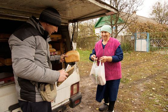 Анна Леонтьевна Шуварская покупает хлеб сразу на несколько дней
