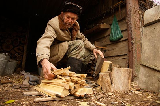 Михаил Николаевич Шуварский в свои 77 лет ловко управляется с топором