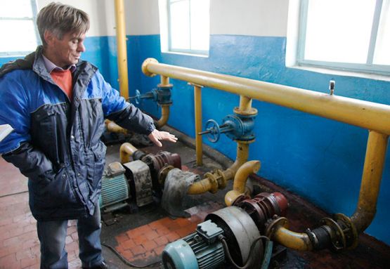 Мастер цеха водоотведения Сергей Александрович Бажинов  показывает компрессорную