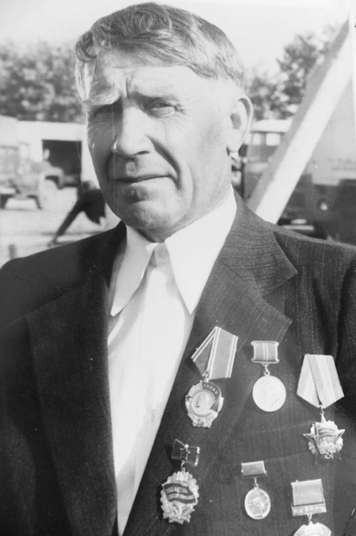 Петр Петрович Ишутин  награжден орденом Ленина, Октябрьской революции, медалями