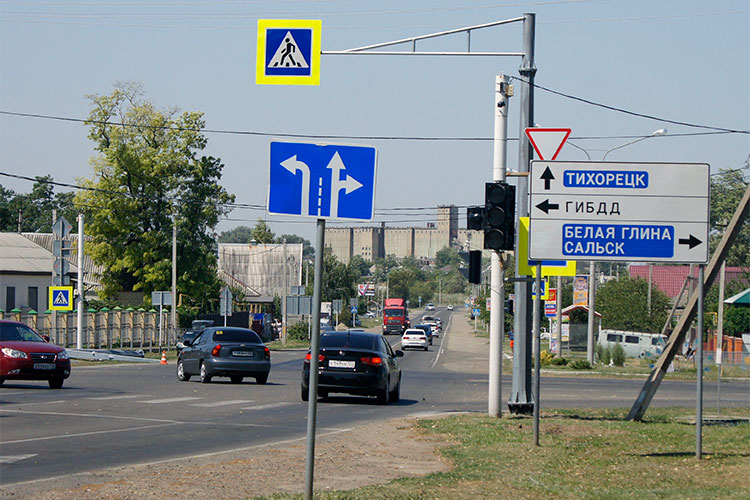 На перекрестках улиц Первомайская и Ленина установлены дублирующие дорожные знаки