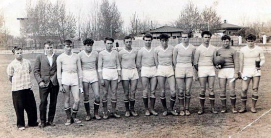 Команда «Райпотребсоюза» 1964 г., занявшая первое место и ставшая обладателем кубка в районных соревнованиях